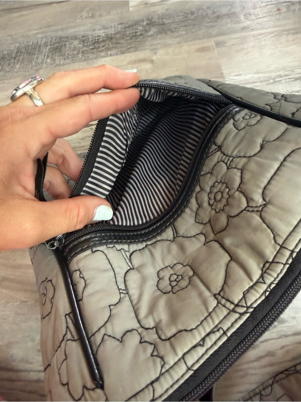 Thirty-One Gray & Black Quilted Poppy Floral Crossbody Shoulder Bag W Accent “C” - Picture 5 of 12